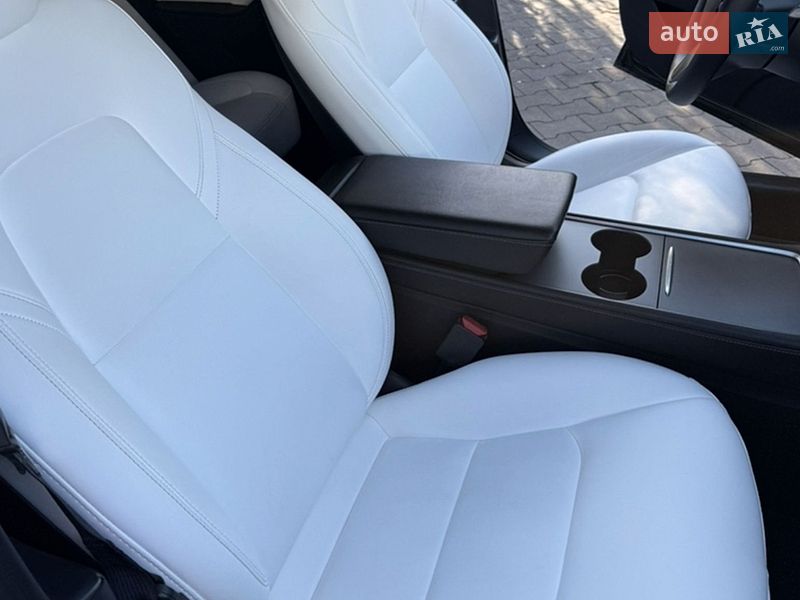 Седан Tesla Model 3 2021 в Львове