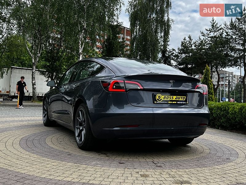 Седан Tesla Model 3 2023 в Львове