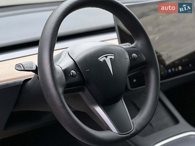 Седан Tesla Model 3 2023 в Львове