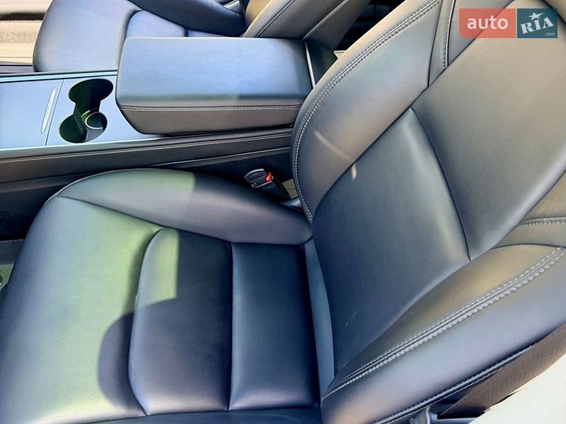 Седан Tesla Model 3 2023 в Сумах