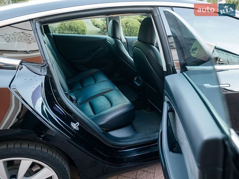 Седан Tesla Model 3 2018 в Стрию