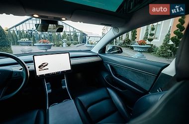Седан Tesla Model 3 2018 в Стрию
