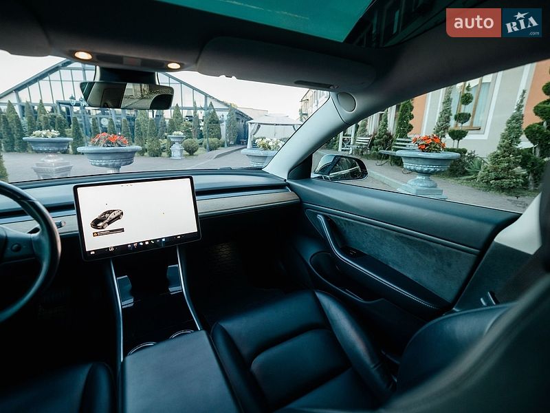 Седан Tesla Model 3 2018 в Стрию