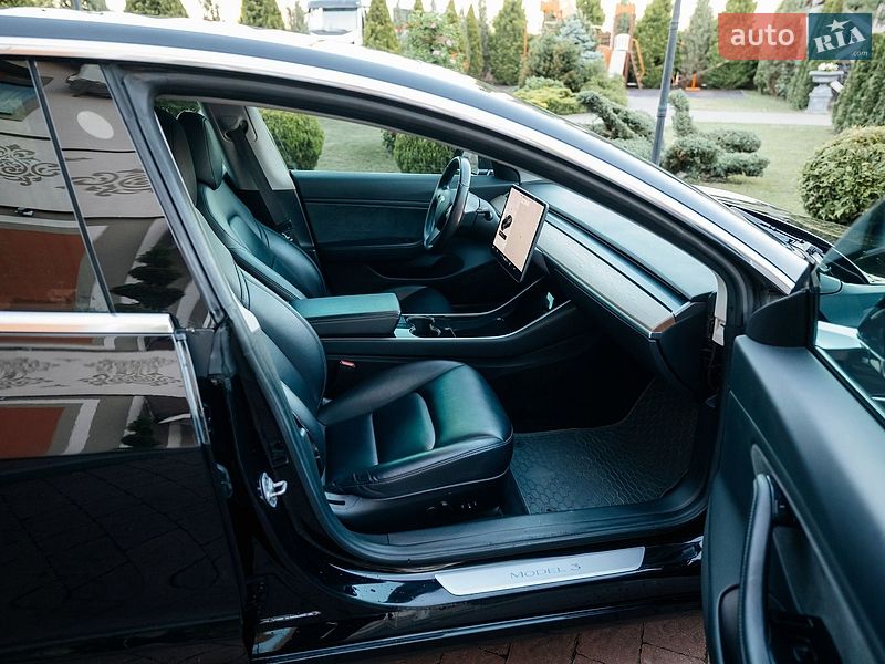 Седан Tesla Model 3 2018 в Стрию