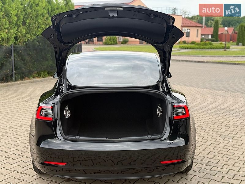 Седан Tesla Model 3 2021 в Стрию
