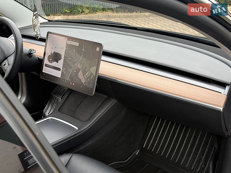 Седан Tesla Model 3 2021 в Стрию