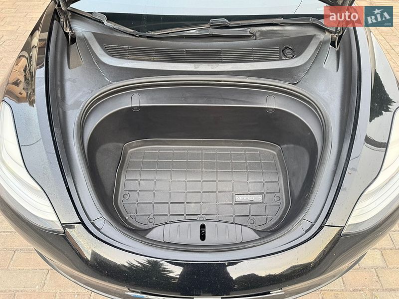 Седан Tesla Model 3 2018 в Ровно
