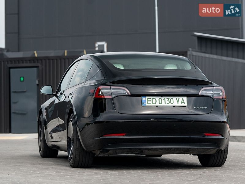 Седан Tesla Model 3 2018 в Львове
