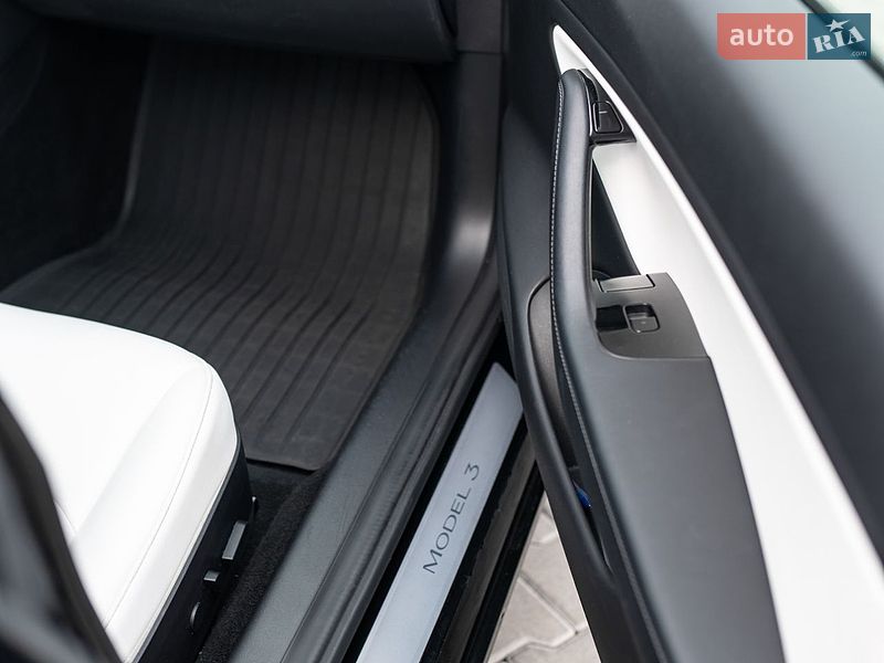 Седан Tesla Model 3 2018 в Львове