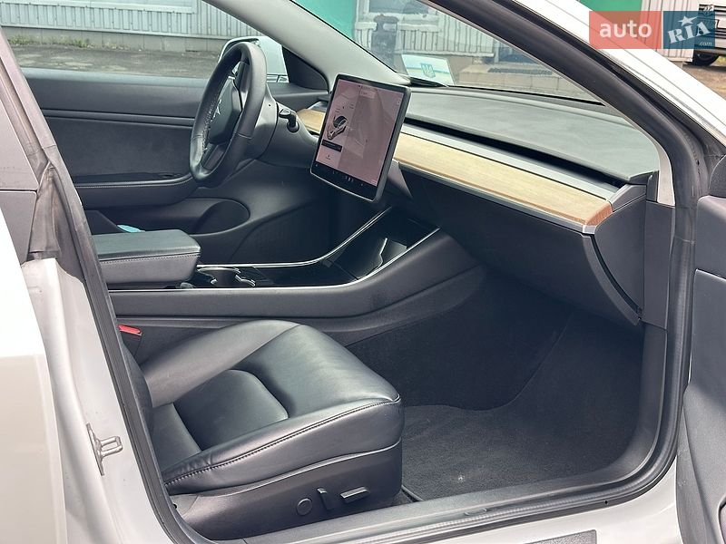 Седан Tesla Model 3 2019 в Киеве