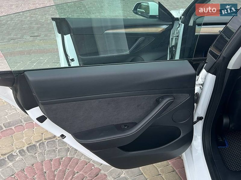 Седан Tesla Model 3 2022 в Чугуеве