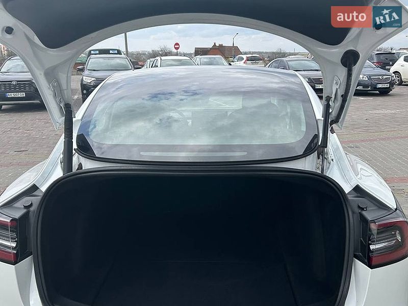 Седан Tesla Model 3 2022 в Чугуеве
