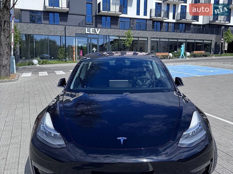 Седан Tesla Model 3 2018 в Львові