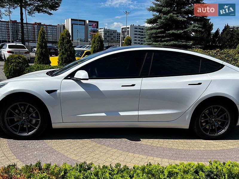 Седан Tesla Model 3 2023 в Львове