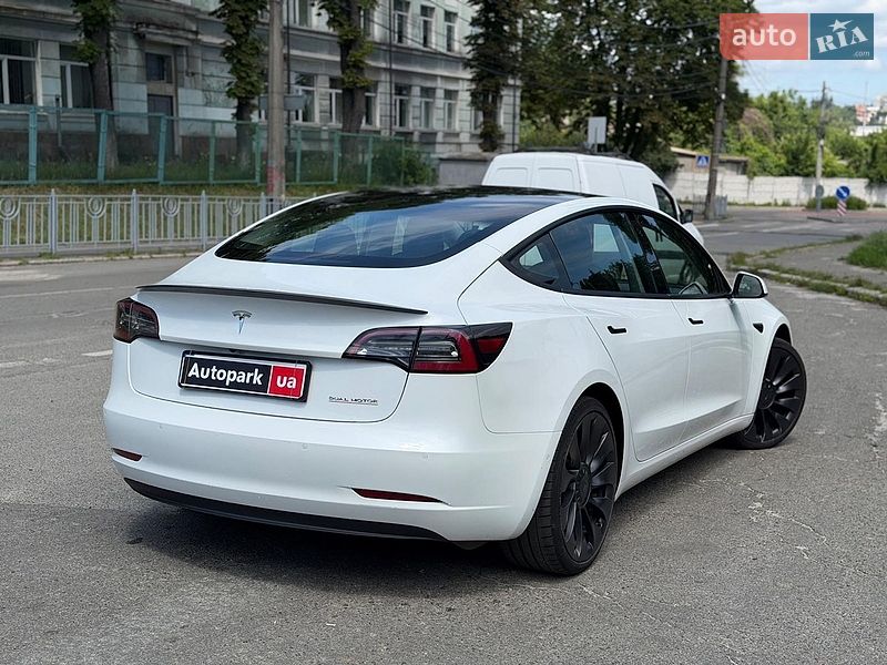 Седан Tesla Model 3 2021 в Киеве