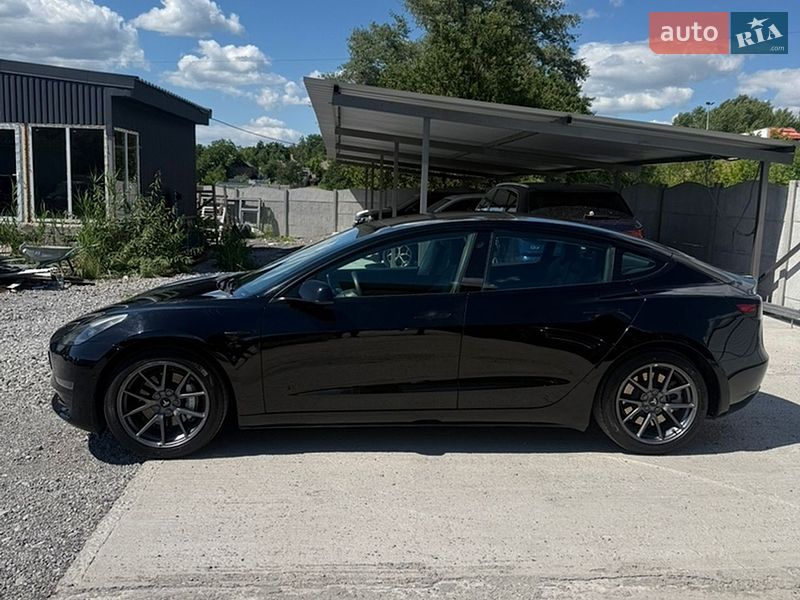 Седан Tesla Model 3 2020 в Кам'янському