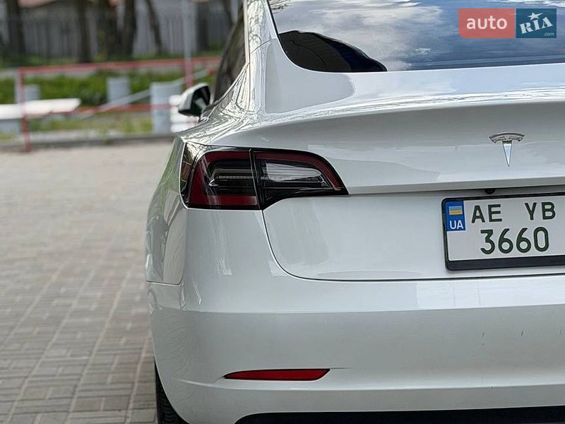 Седан Tesla Model 3 2023 в Днепре