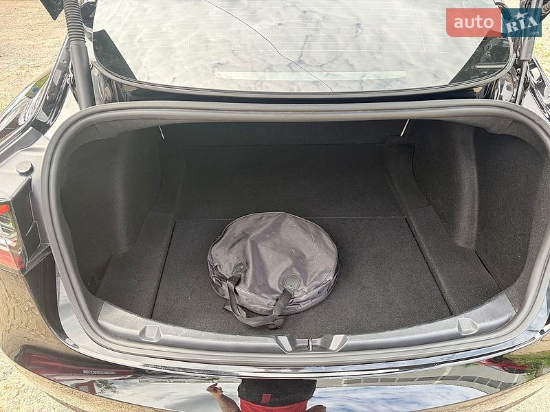 Седан Tesla Model 3 2021 в Киеве