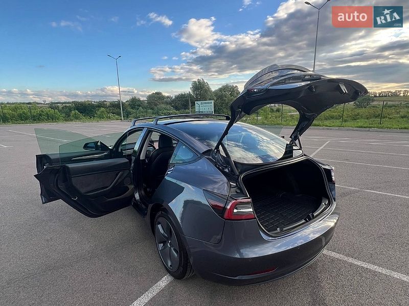 Седан Tesla Model 3 2022 в Ровно
