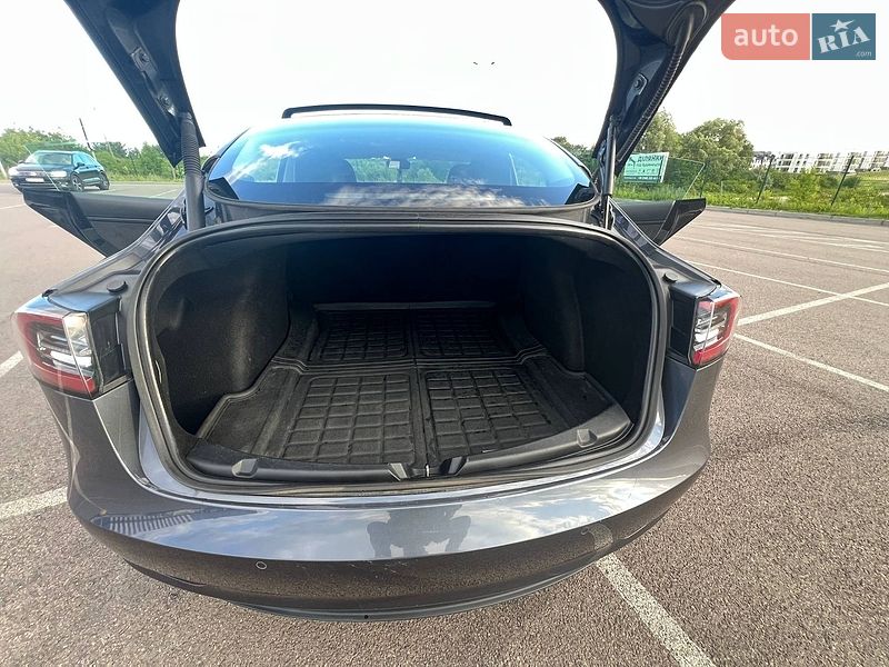 Седан Tesla Model 3 2022 в Ровно