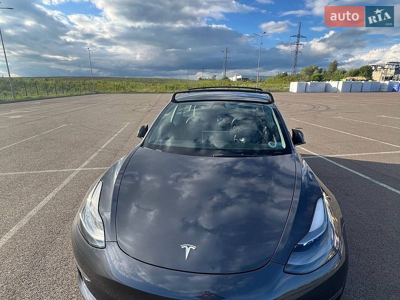 Седан Tesla Model 3 2022 в Ровно