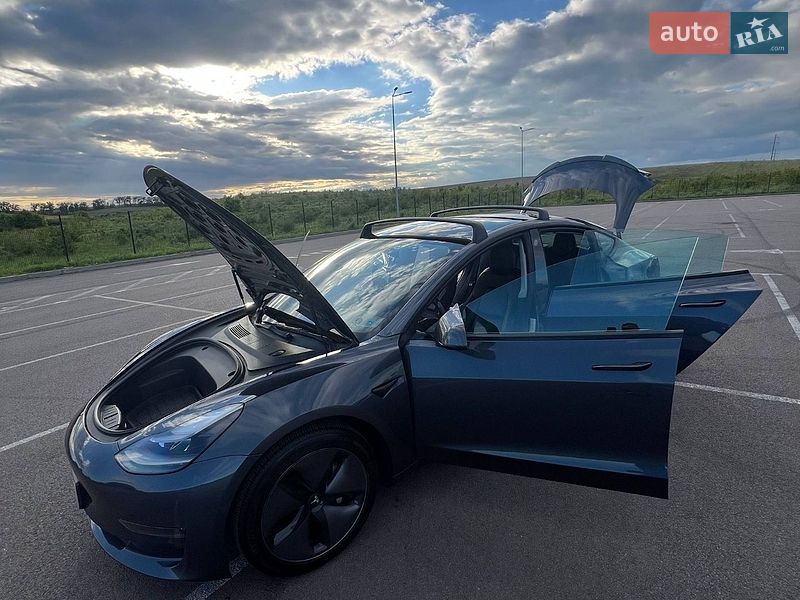 Седан Tesla Model 3 2022 в Ровно