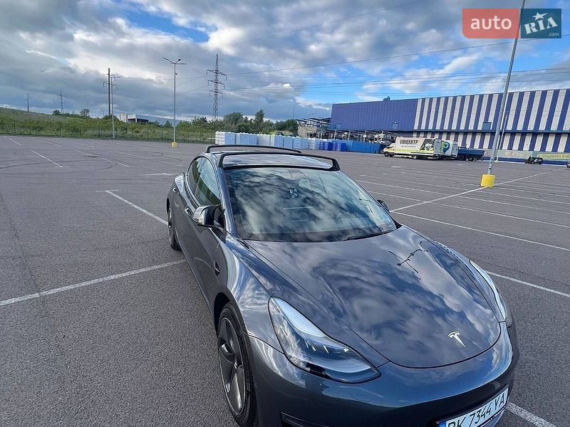 Седан Tesla Model 3 2022 в Ровно