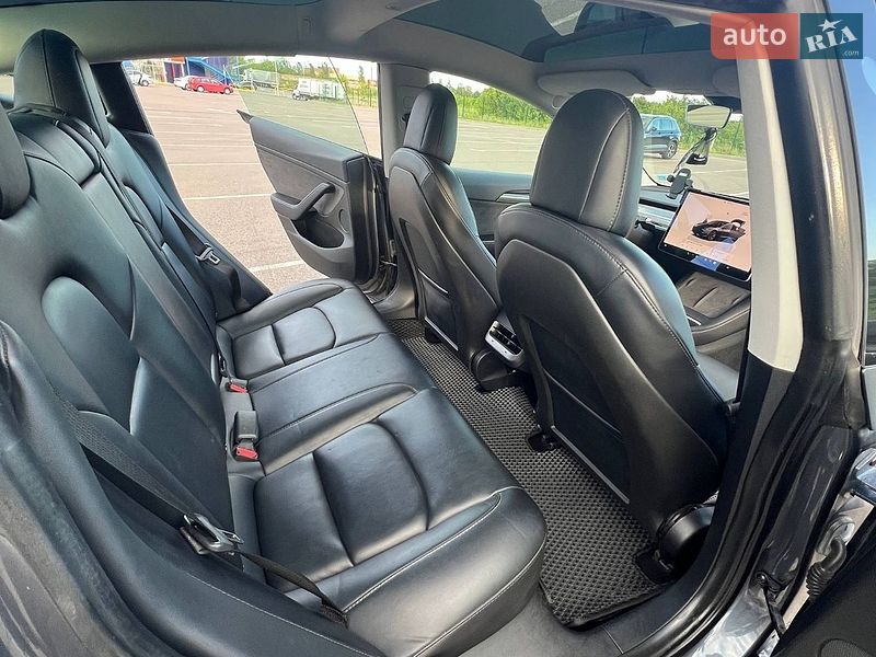 Седан Tesla Model 3 2022 в Ровно