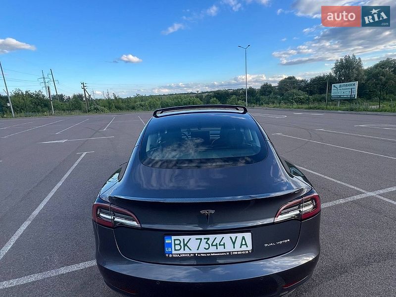 Седан Tesla Model 3 2022 в Ровно