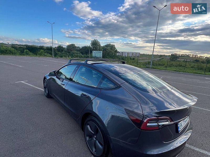 Седан Tesla Model 3 2022 в Ровно