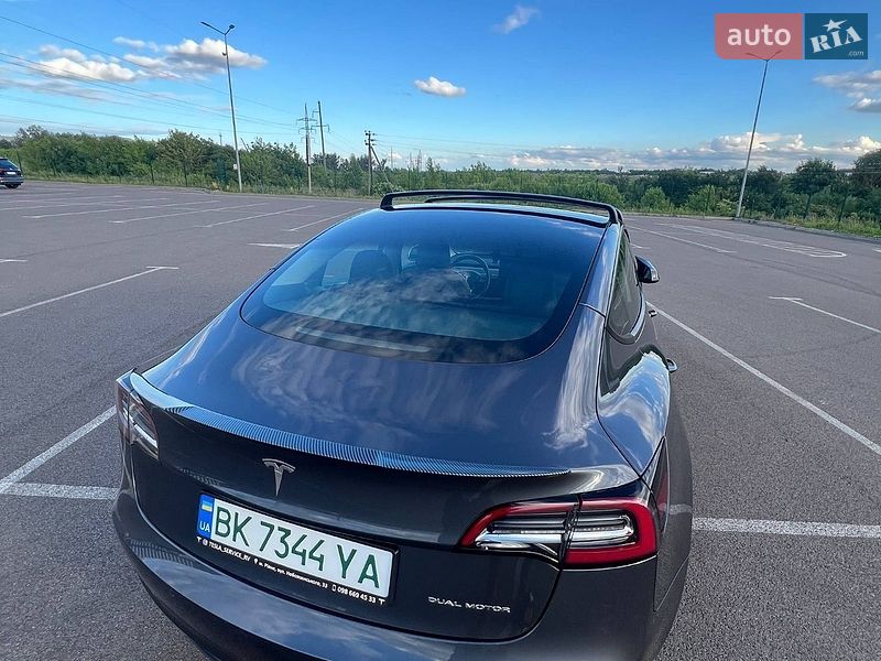 Седан Tesla Model 3 2022 в Ровно