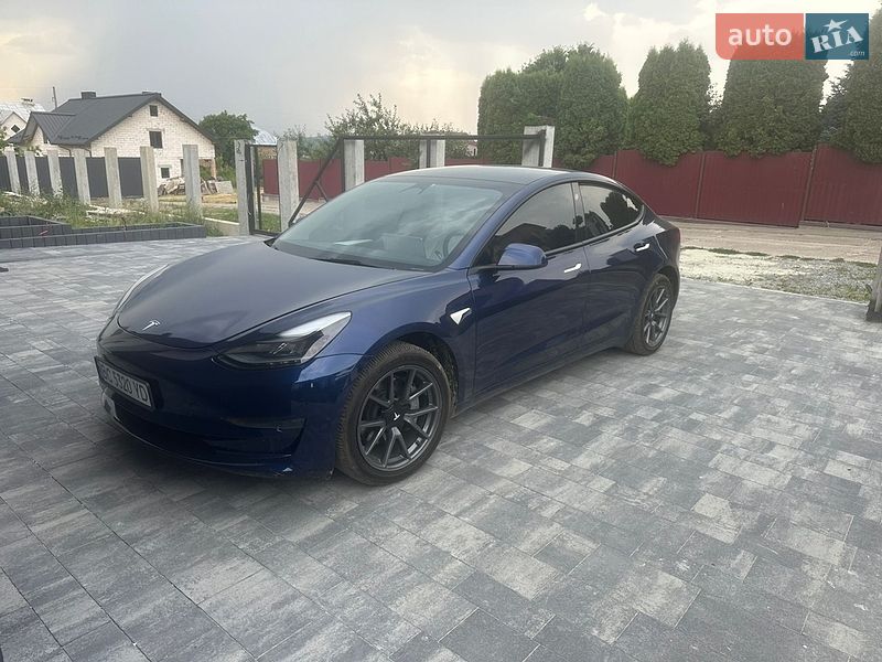 Седан Tesla Model 3 2023 в Львове