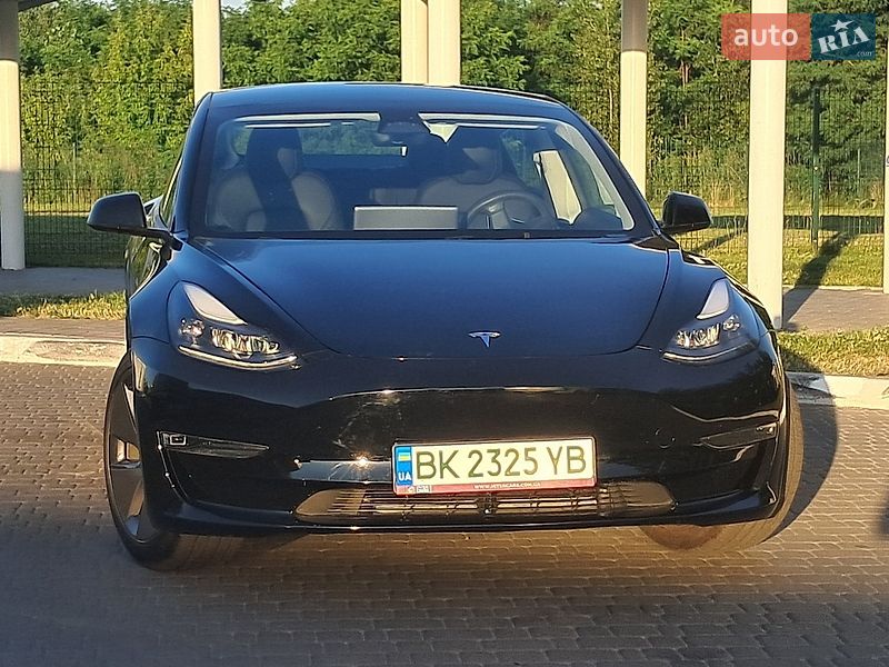 Седан Tesla Model 3 2023 в Ровно