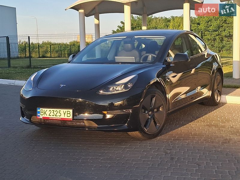 Седан Tesla Model 3 2023 в Ровно
