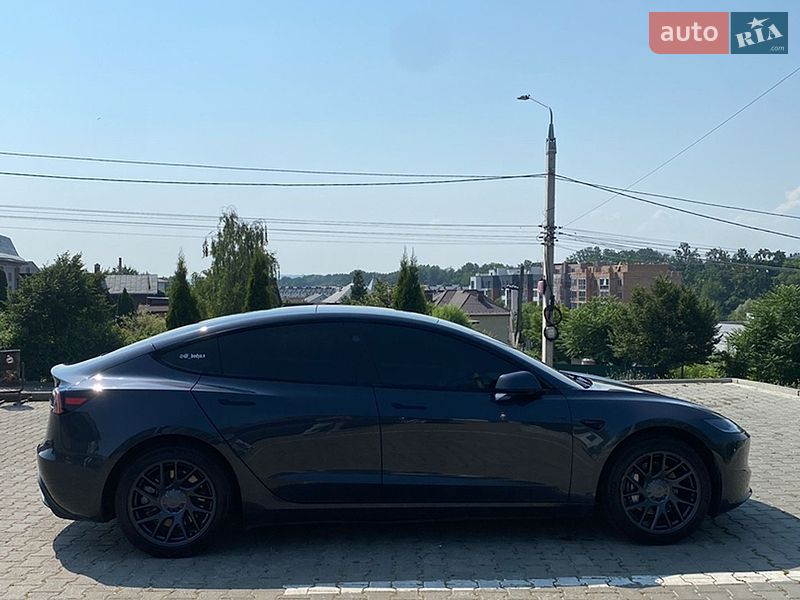 Седан Tesla Model 3 2025 в Черновцах