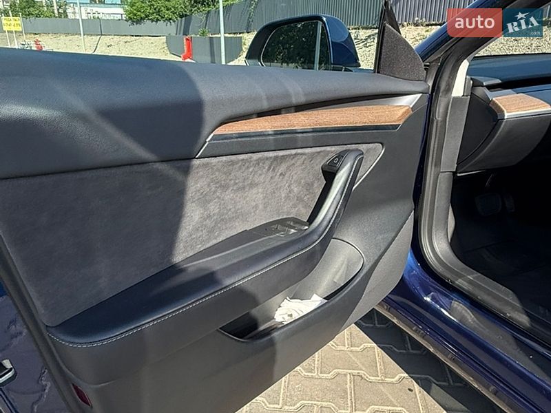 Седан Tesla Model 3 2023 в Одессе