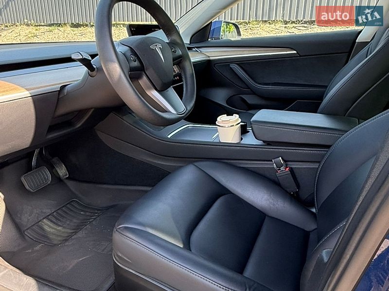 Седан Tesla Model 3 2023 в Одессе