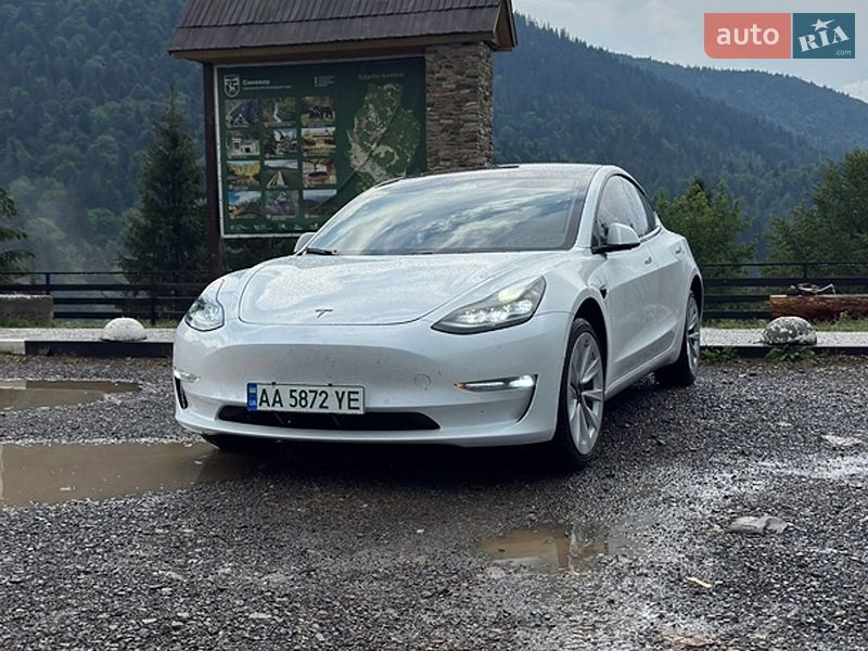 Седан Tesla Model 3 2021 в Киеве