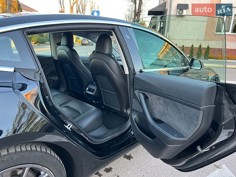 Седан Tesla Model 3 2020 в Радивилове