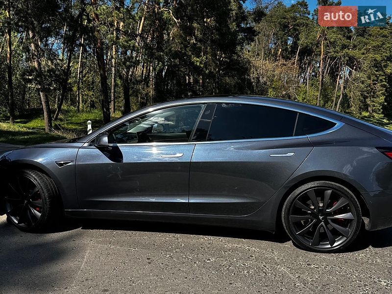 Седан Tesla Model 3 2019 в Луцке