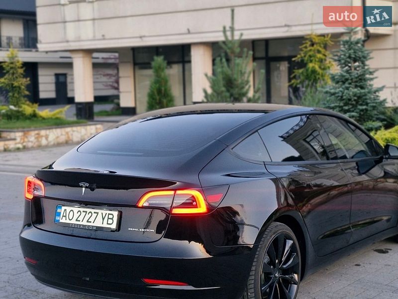 Седан Tesla Model 3 2023 в Хусті