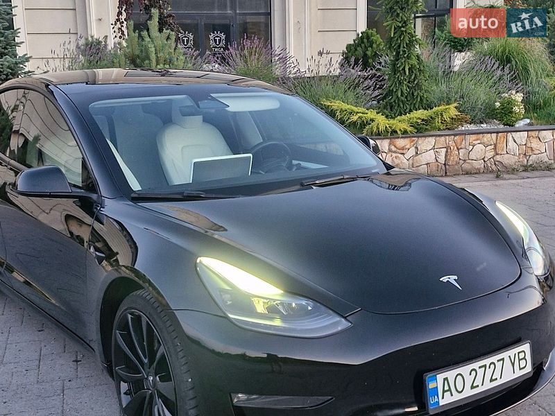 Седан Tesla Model 3 2023 в Хусті