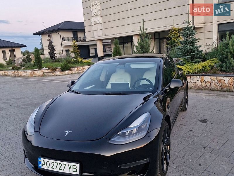 Седан Tesla Model 3 2023 в Хусті