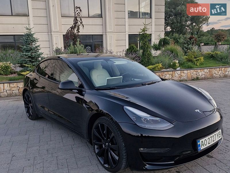 Седан Tesla Model 3 2023 в Хусті
