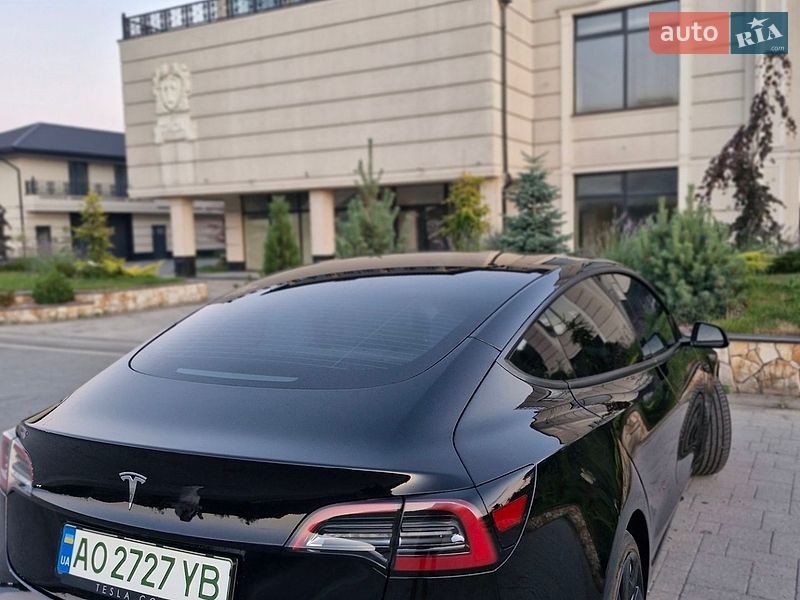Седан Tesla Model 3 2023 в Хусті