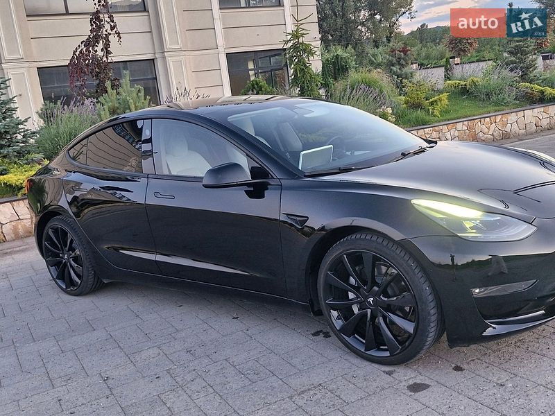 Седан Tesla Model 3 2023 в Хусті