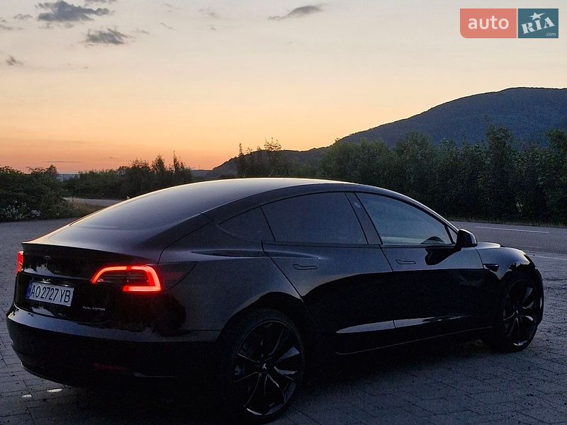Седан Tesla Model 3 2023 в Хусті