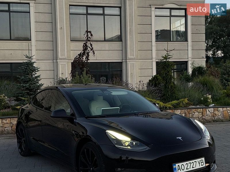 Седан Tesla Model 3 2023 в Хусті