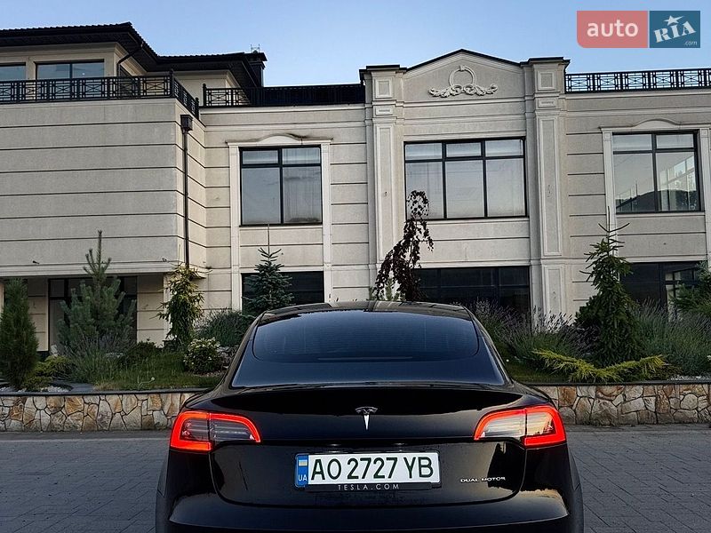 Седан Tesla Model 3 2023 в Хусті