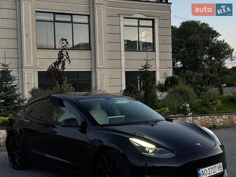 Седан Tesla Model 3 2023 в Хусті